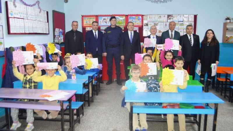 Ayvalık'ta öğrencilerin yarıyıl tatili öncesinde karne heyecanı