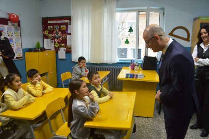 Ayvalık'ta öğrencilerin yarıyıl tatili öncesinde karne heyecanı