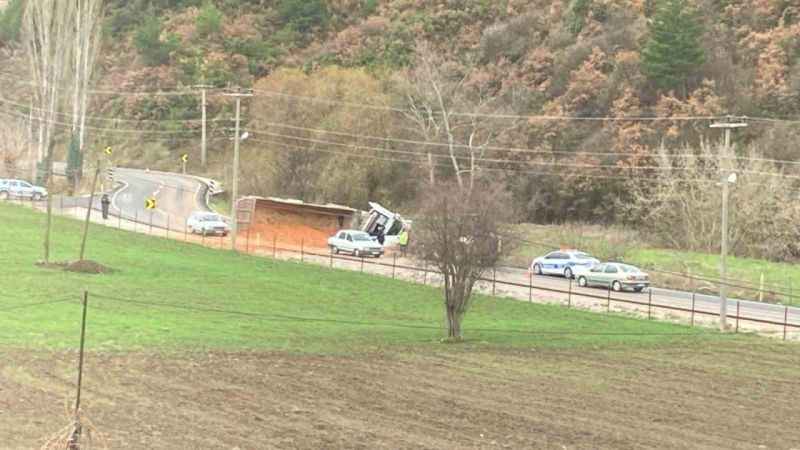 Balıkesir'de kamyon devrildi: 1 yaralı..