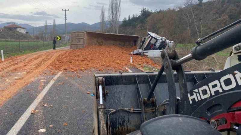 Balıkesir'de kamyon devrildi: 1 yaralı..