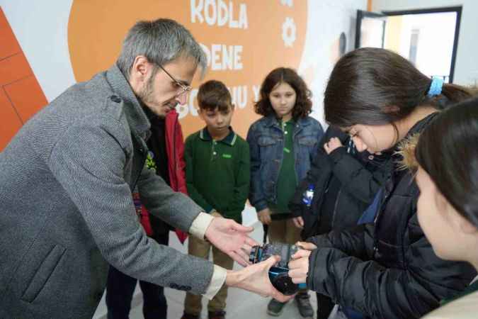 Balıkesirli öğrenciler tatilin keyfini, bilim ve teknoloji merkezinde çıkartıyor..