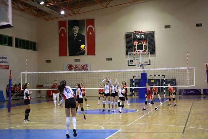 Burhaniye Belediyesi 2.Voleybol Turnuvası'nın açılışı yapıldı