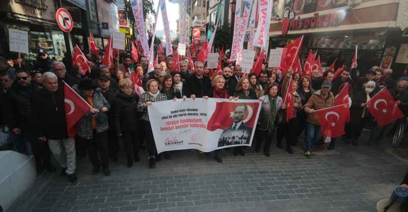 CHP Karşıyaka'dan 'YAŞASIN CUMHURİYET' Mitingi düzenledi