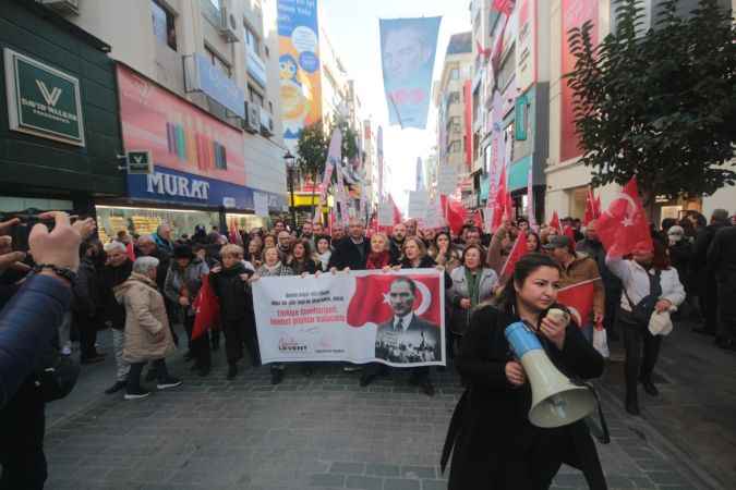 CHP Karşıyaka'dan 'YAŞASIN CUMHURİYET' Mitingi düzenledi