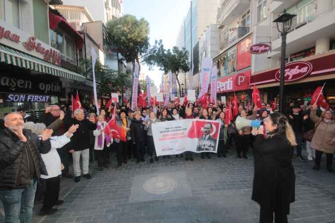 CHP Karşıyaka'dan 'YAŞASIN CUMHURİYET' Mitingi düzenledi