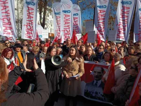 CHP Karşıyaka'dan 'YAŞASIN CUMHURİYET' Mitingi düzenledi