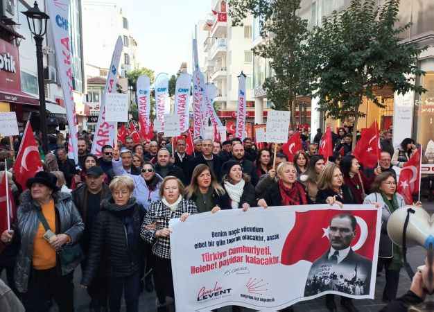 CHP Karşıyaka'dan 'YAŞASIN CUMHURİYET' Mitingi düzenledi