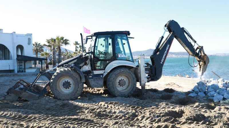 Başkan Deveciler Duyarsız Kalmadı Ören Plajı'nda Yapılan Beton Seti Yıktı