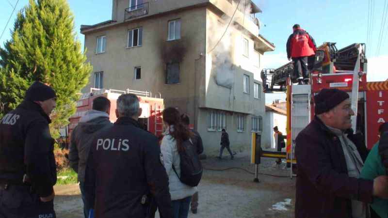 Balıkesir'de korku dolu anlar.. Oturduğu evi ateşe verdi..!