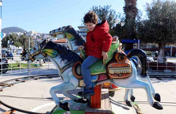 Kuşadası Belediyesi’nden tatile giren miniklere karne hediyesi