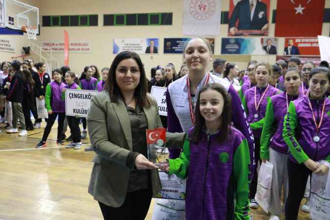 Burhaniye'de voleybol turnuvası ödülleri, sahiplerini buldu