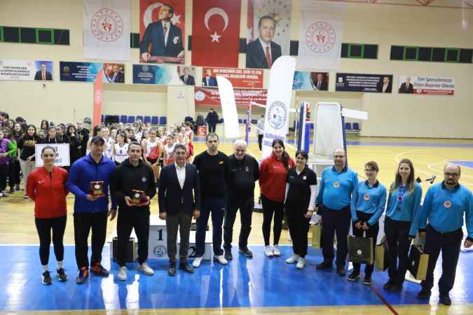 Burhaniye'de voleybol turnuvası ödülleri, sahiplerini buldu