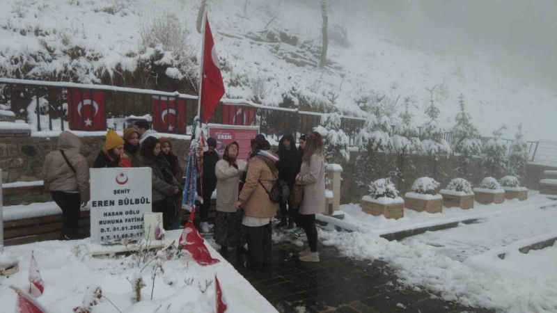 Kepsutlu öğrenciler Şehit Eren Bülbül’ü mezarı başında andı