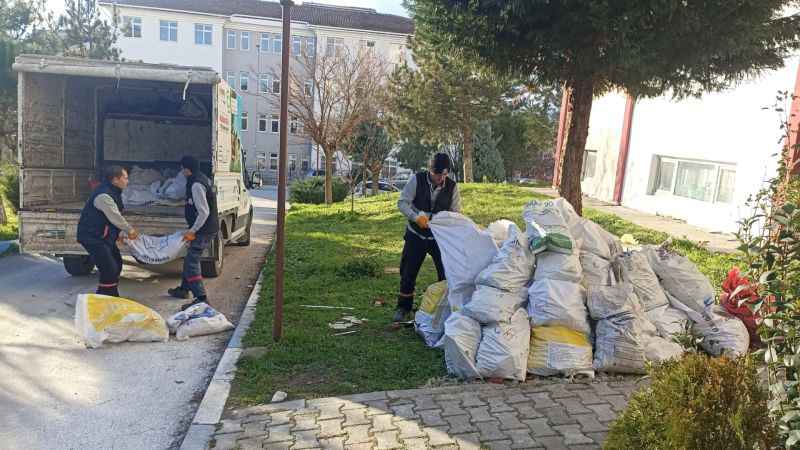 Karesi’de köşe bucak temizlik sürüyor