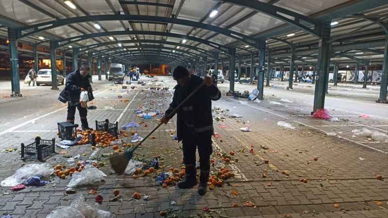 Karesi’de köşe bucak temizlik sürüyor