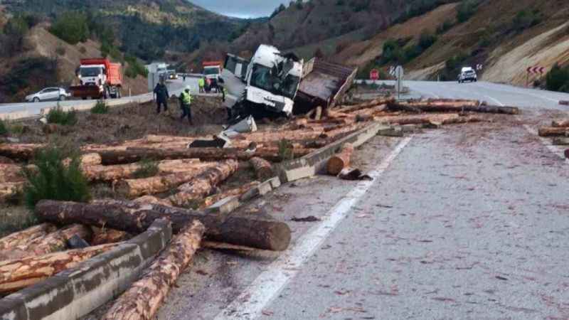 Balıkesir'de korkunç kaza, Tomruk yüklü kamyon ortalığı savaş alanına çevirdi.. 