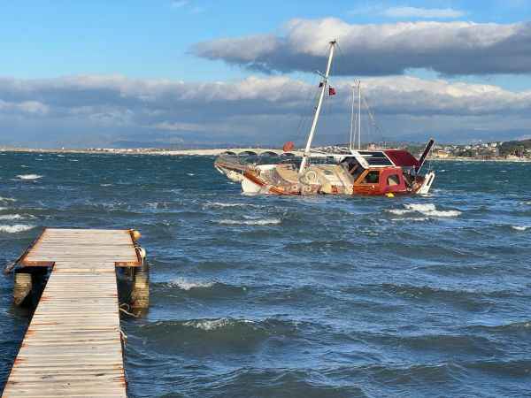 Ayvalık'ta poyraz tekneleri vurdu