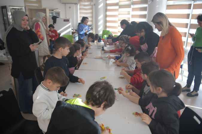 Bornovalı minikler mutfakta eğlenerek öğrendi