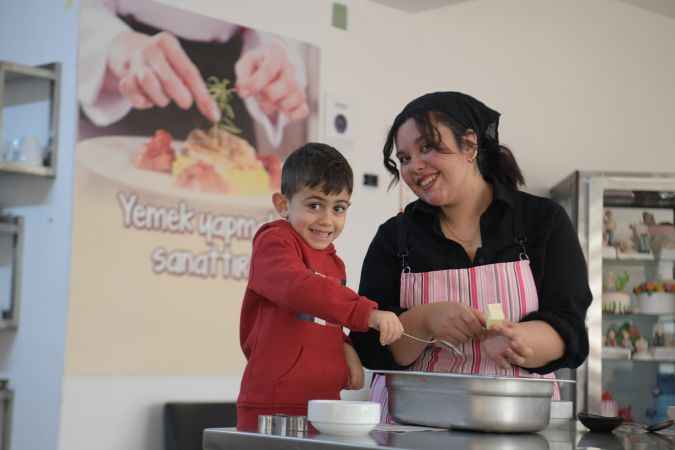 Bornovalı minikler mutfakta eğlenerek öğrendi