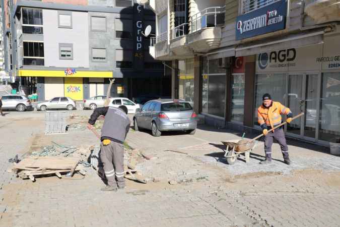 Edremit’te tamirat ve üstyapı çalışmaları devam ediyor