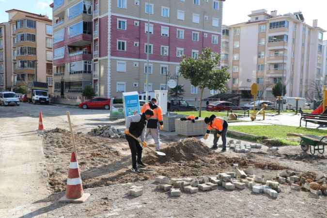 Edremit’te tamirat ve üstyapı çalışmaları devam ediyor