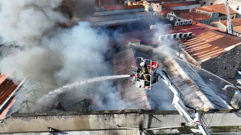 İzmir'de korkutan yangın.. İtfaiye 6 dakikada müdahale etti..