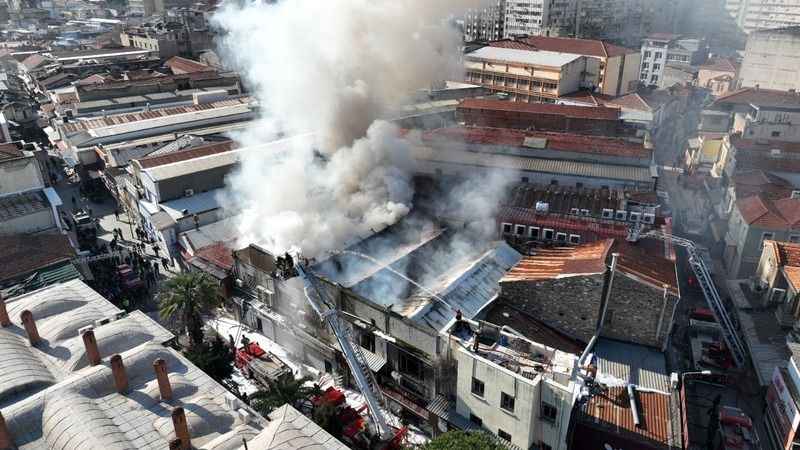 İzmir'de korkutan yangın.. İtfaiye 6 dakikada müdahale etti..