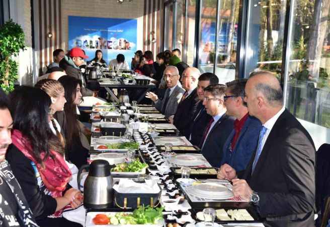 Türkçe öğrendiler, kahvaltıyı hakettiler.. Balıkesir Üniversitesi'nden anlamlı kahvaltı.. 