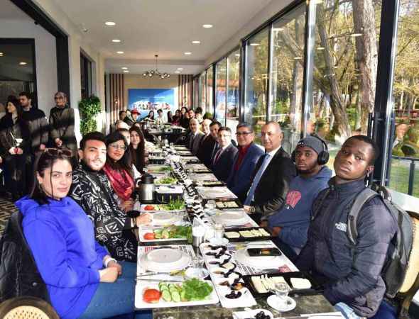 Türkçe öğrendiler, kahvaltıyı hakettiler.. Balıkesir Üniversitesi'nden anlamlı kahvaltı.. 