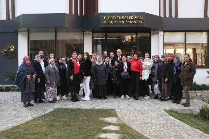 Efeler, kadınlarını unutmadı.. Başkan Atay kadın vatandaşlarla kahvaltıda buluştu