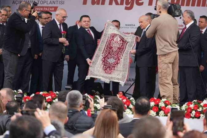 Bahçeli: “Özgür Bey ateşle oynuyor, Özgür’e sahip çıkın”