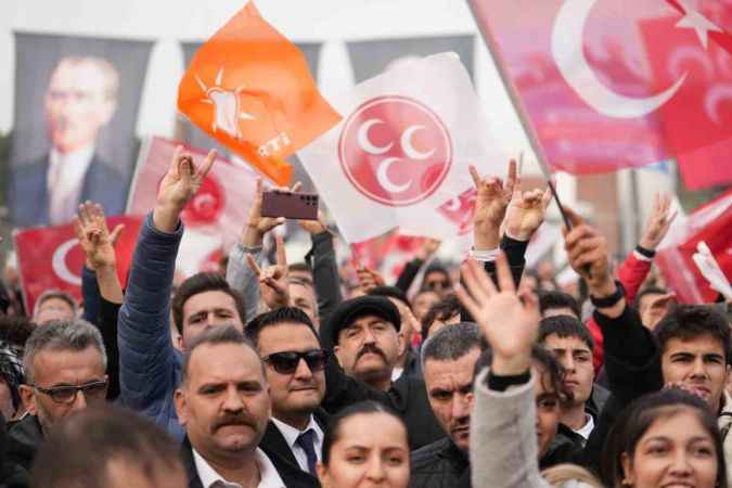 Bahçeli: “Özgür Bey ateşle oynuyor, Özgür’e sahip çıkın”