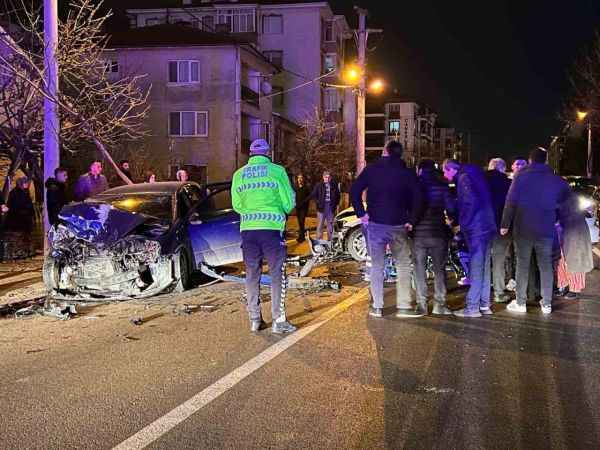 Bolu'da korkunç kaza, kafa kafaya çarpıştılar 5 yaralı..!