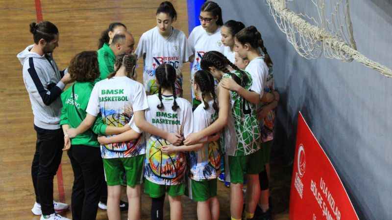 Ayvalıklı üç genç kız İzmir basketboluna damga vurdu