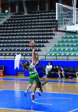 Ayvalıklı üç genç kız İzmir basketboluna damga vurdu