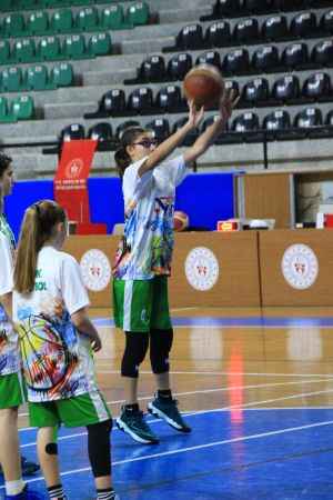 Ayvalıklı üç genç kız İzmir basketboluna damga vurdu