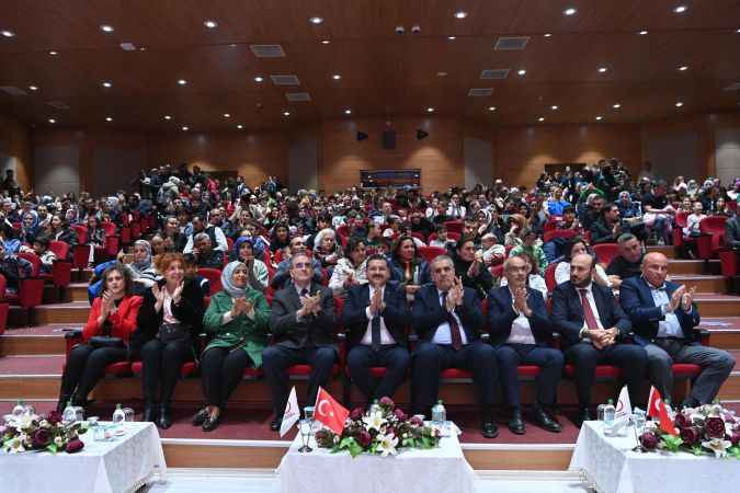 Geleceği kodlayan gençler, sertifikalarını Başkan Yılmaz’ın elinden aldı