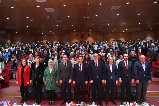 Geleceği kodlayan gençler, sertifikalarını Başkan Yılmaz’ın elinden aldı