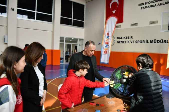 Balıkesir'de Milli Teknoloji Hamlesi'nin temelleri atılıyor.. Balıkesirli gençler bu fuarı çok sevdi.. 