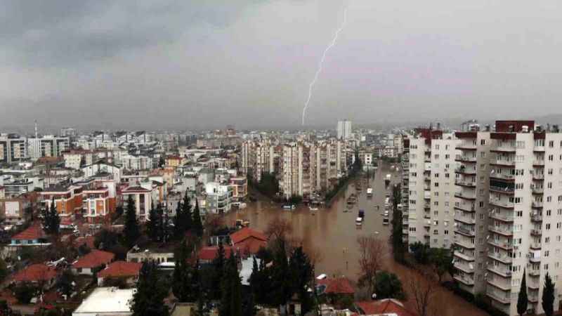 Antalya'yı sel vurdu.. Hayat felç oldu.. 1 kişi hayatını kaybetti!