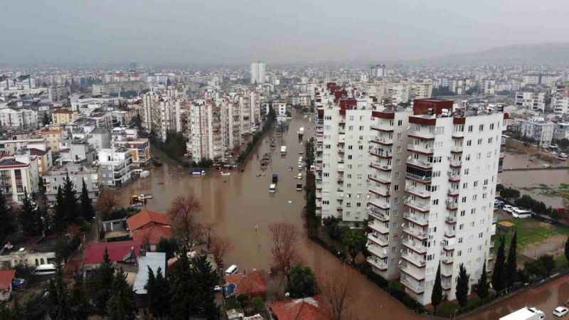 Antalya'yı sel vurdu.. Hayat felç oldu.. 1 kişi hayatını kaybetti!