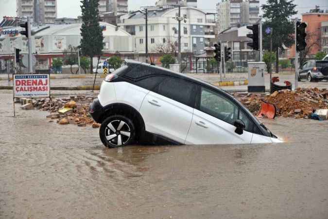 Antalya'yı sel vurdu.. Hayat felç oldu.. 1 kişi hayatını kaybetti!