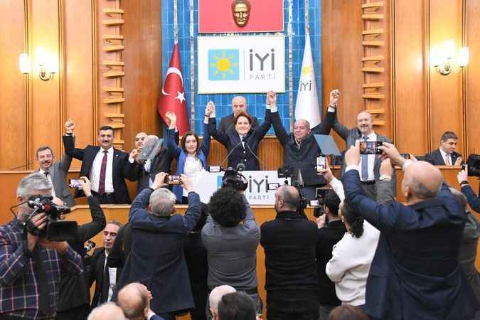 Meral Akşener gözyaşlarına boğuldu..