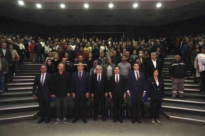 Bu ilçede en düşük işçi maaşı 38 bin TL oldu.. Emekçiler salonu adeta stadyuma çevirdi..!