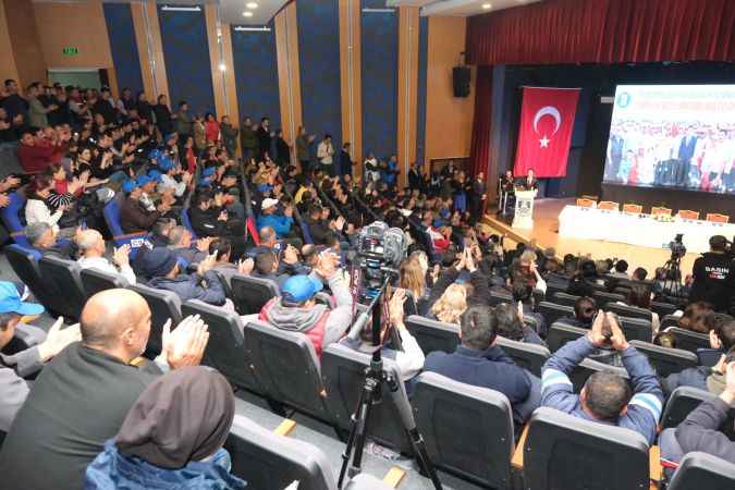 Bu ilçede en düşük işçi maaşı 38 bin TL oldu.. Emekçiler salonu adeta stadyuma çevirdi..!