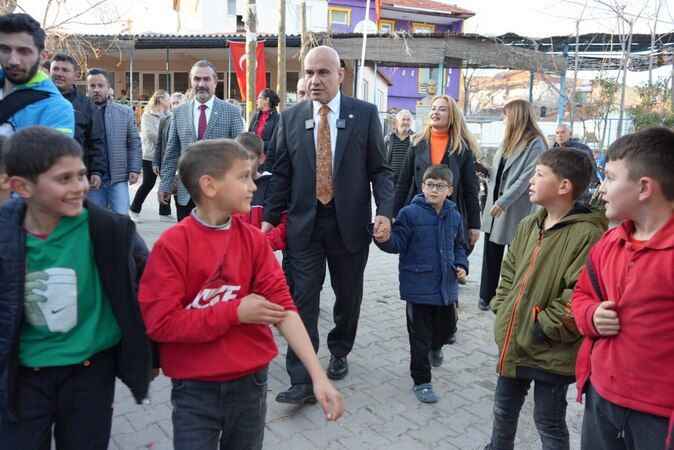 Ayvalıklı çocuklar Çömez’i duygulandırdı: Onlarla hepimiz gurur duymalıyız