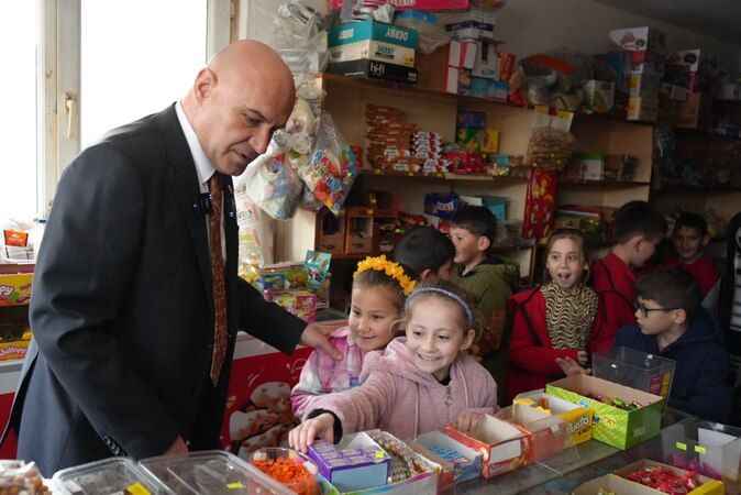 Ayvalıklı çocuklar Çömez’i duygulandırdı: Onlarla hepimiz gurur duymalıyız