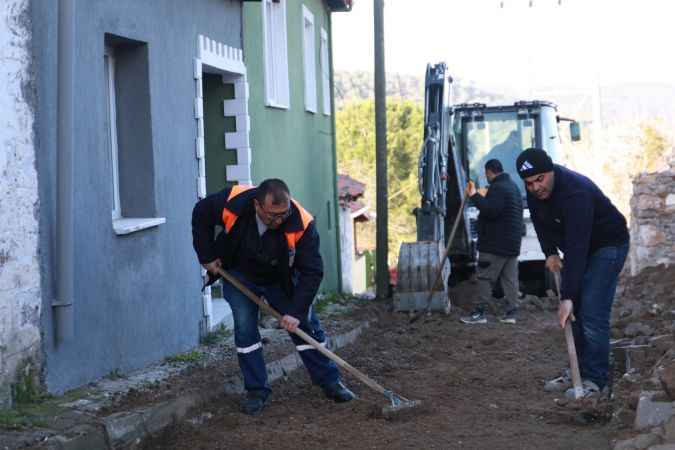 Burhaniye’de yollar 5 yıldır ilmek ilmek örülüyor