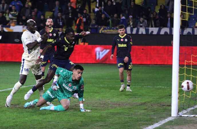 Fener Eryaman'da dağıldı.. MKE Ankaragücü: 3 Fenerbahçe: 0