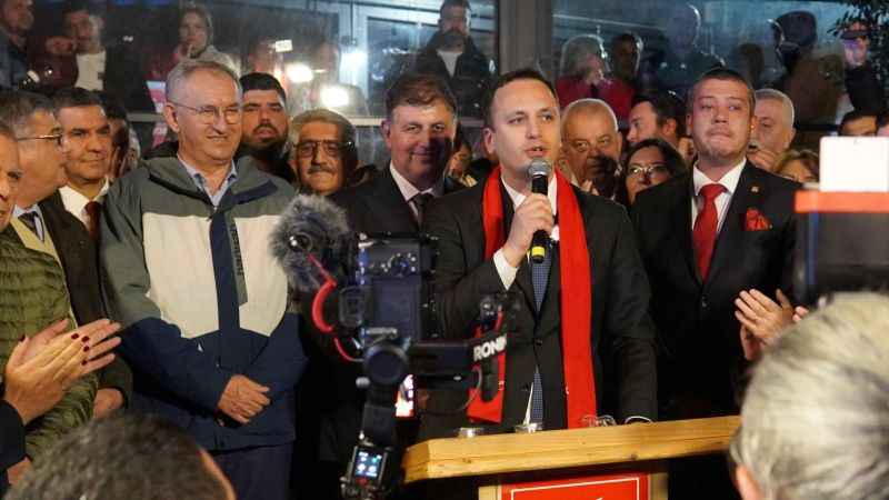 CHP Bornova Adayı Eşki'den miting gibi açılış